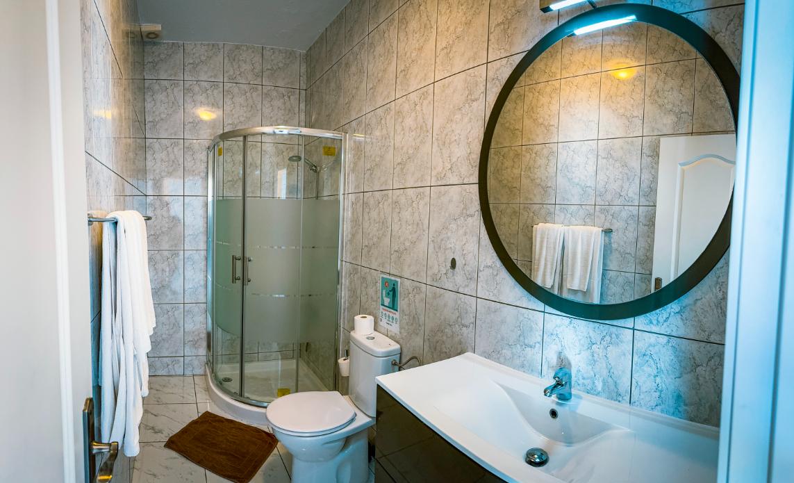 baño completo en aparthotel monterrey