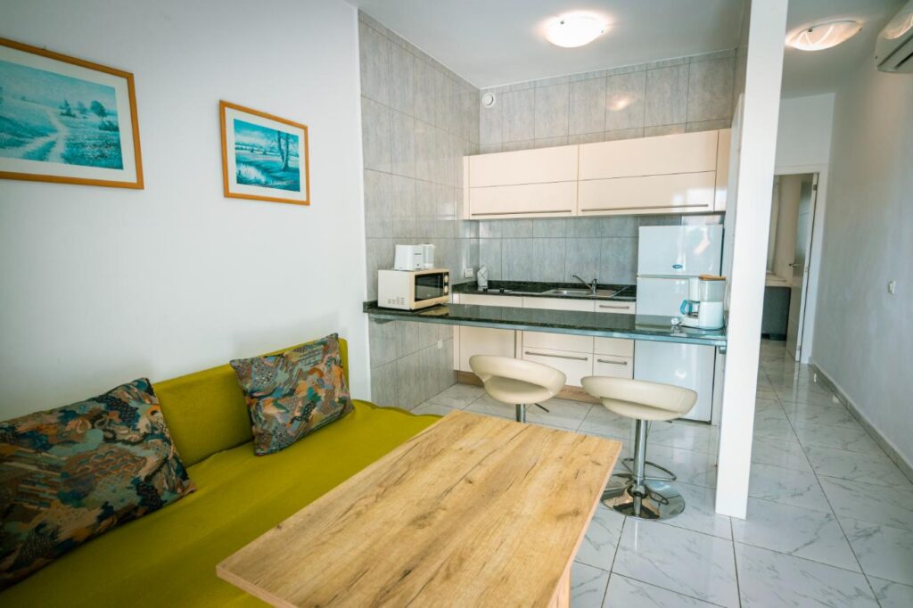aparthotel monterrey salon-cocina